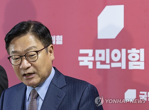 취재진 질문에 답하는 국민의힘 정점식 원내대표
