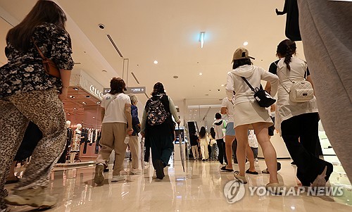 서울 중구 롯데백화점 본점에서 방문객이 입장하는 모습 