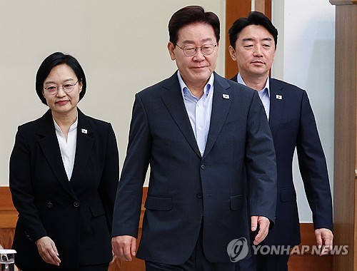 국무회의 입장하는 이재명 대통령