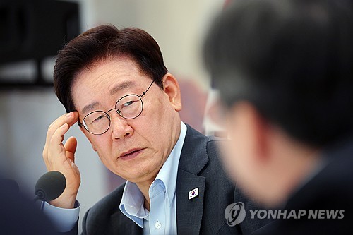 참석자 발언 듣는 이재명 대통령