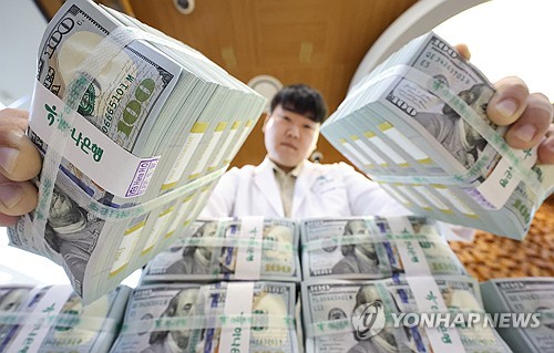 은행 직원이 외화를 정리하는 모습.