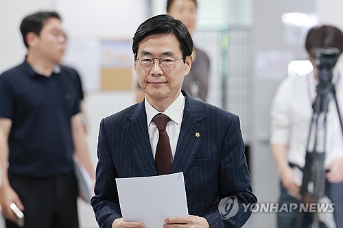 기자회견장 향하는 국민의힘 조경태 의원