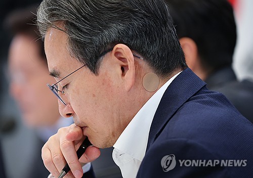 대통령 발언 듣는 김용범 정책실장