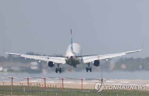 인천 국제공항에서 착륙 중인 항공기