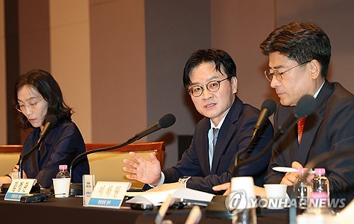 질문에 답하는 김정관 장관
