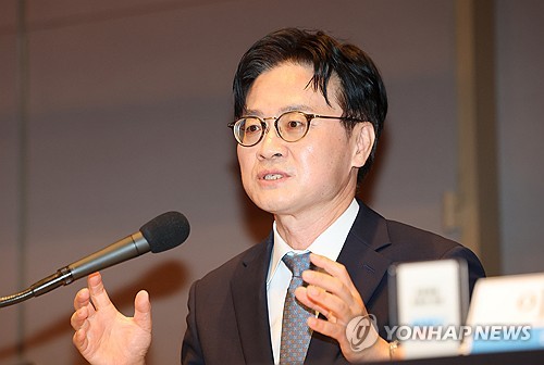 패널 질문에 답하는 김정관 장관