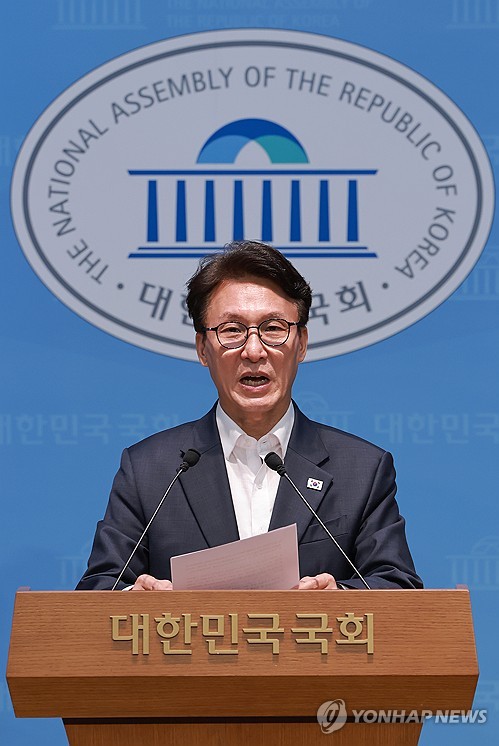공약 관련 기자회견하는 민주당 김민석 당대표 후보