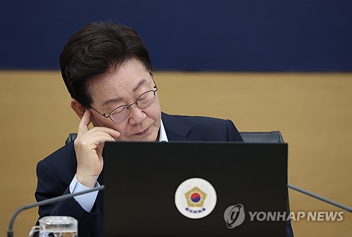 국무회의 발언 듣는 이재명 대통령