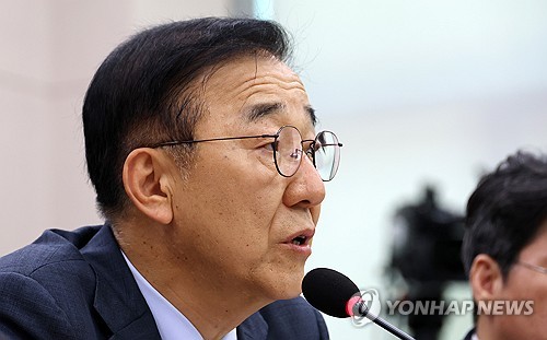 의원 질의에 답하는 김윤덕 장관