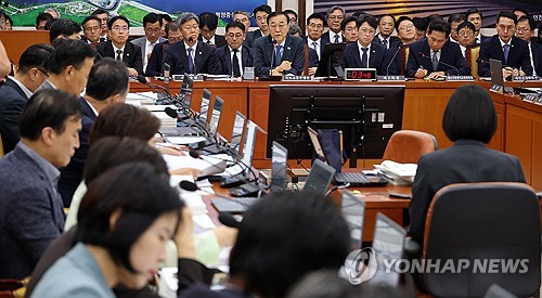 의원 질의에 답하는 김윤덕 장관
