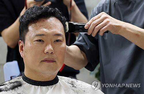 논산훈련소 입소 앞두고 두발 정리하는 천하람 원내대표