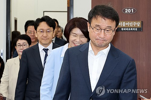 원내대책회의 입장하는 한병도 대표 직무대행