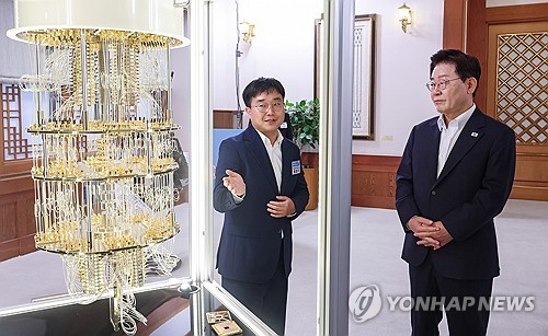 이재명 대통령, 첨단기술모형 관람