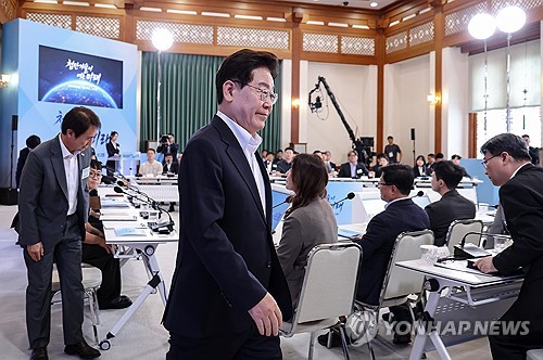 행사장 나서는 이재명 대통령