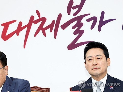 생각에 잠긴 장동혁 대표