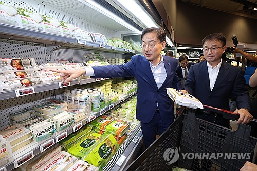홈플러스에서 장 보는 한병도 대표 직무대행-신장식 대표