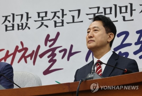 국민의힘 원내대책회의 참석한 오세훈 서울시장