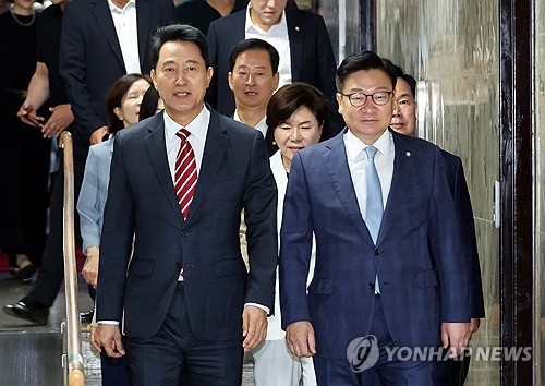 국민의힘 원내대책회의 함께 입장하는 정점식-오세훈