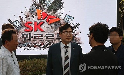 '테라스 붕괴' 송도 아파트 찾은 박찬대