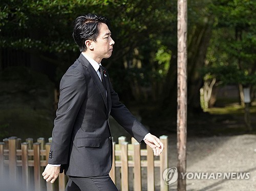 야스쿠니 신사 참배하는 고이즈미 일본 방위상