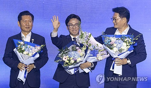 당원과 국민들에게 인사하는 민주당 당권 주자들