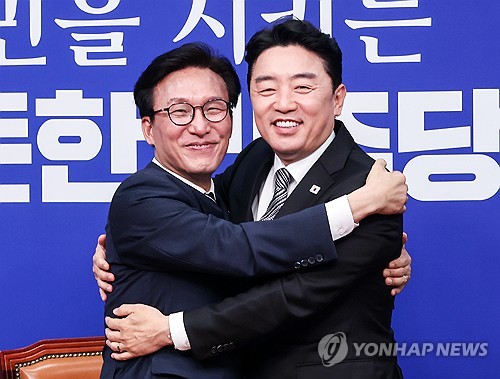 포옹하는 김민석 대표와 강훈식 대통령 비서실장