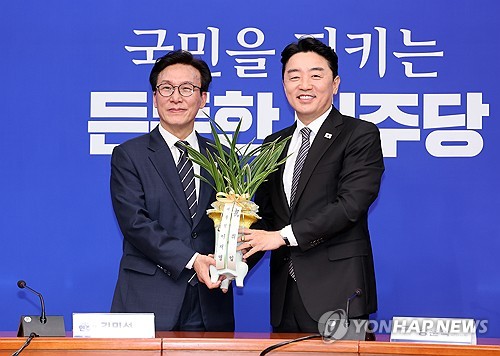 이재명 대통령 축하 난 받는 김민석 대표