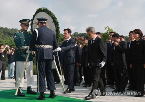 현충탑 헌화하는 민주당 김민석 신임 대표