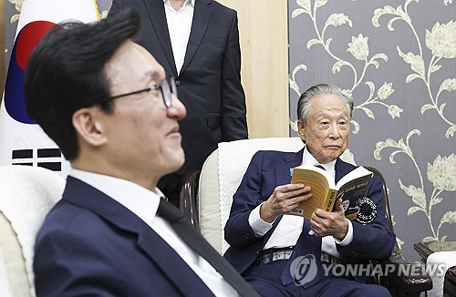 더불어민주당 김민석 신임 대표와 권노갑 김대중재단 이사장
