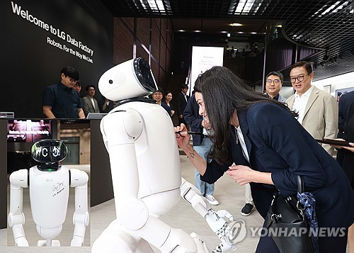 LG전자 클로이드에 사인 남기는 매디슨 황 엔비디아 수석이사