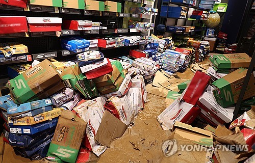 집중호우에 침수 피해 본 거제 신발가게