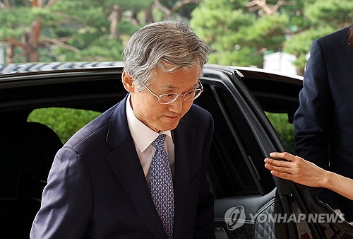 출근하는 조희대 대법원장
