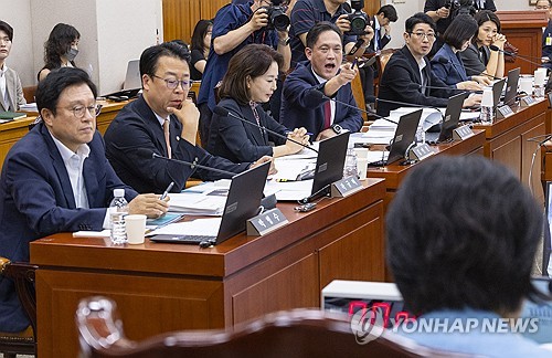 서영교 법사위원장과 설전 벌이는 국민의힘 법사위원들