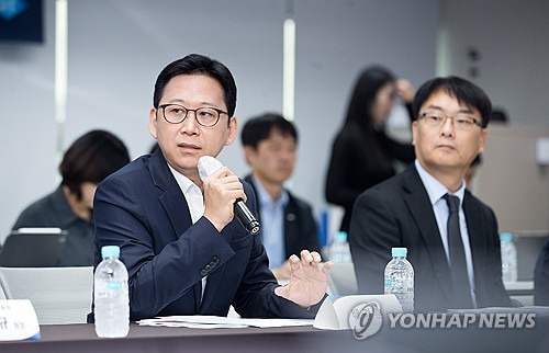 개방형 AI컴퓨팅 인프라 생태계 구축을 위한 간담회, 발언하는 배경훈 부총리