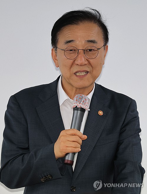 서울 시장 회의 결과 브리핑하는 김윤덕 장관