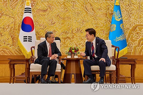 이재명 대통령, 왕이 외교부장 접견