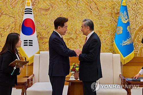 이재명 대통령, 왕이 외교부장 접견