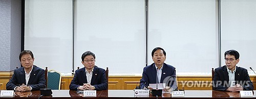 시장상황점검회의에서 발언하는 구윤철 부총리