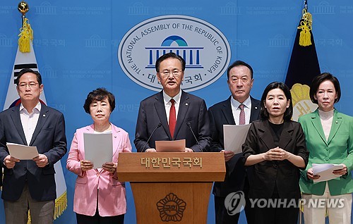 결산 심사 방향 설명하는 국민의힘 예결위원들