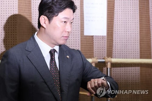시간 확인하는 진종오 의원