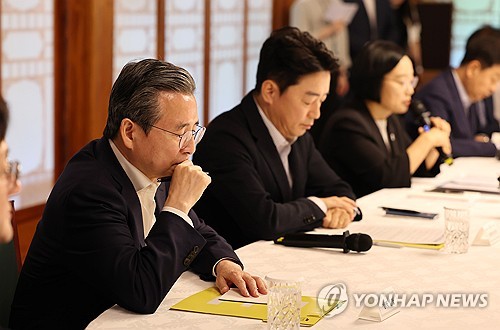 한성숙 총리 발언 듣는 김용범 정책실장