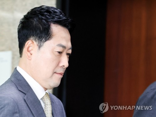 최고위원회의 입장하는 장동혁 대표