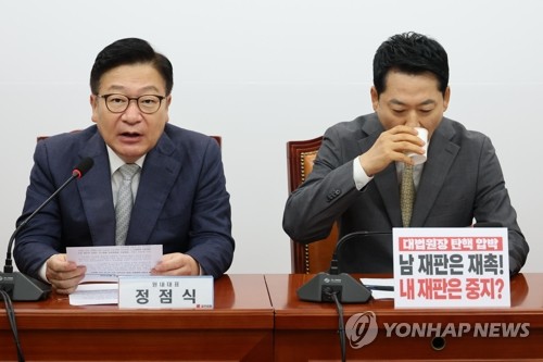 목 축이는 장동혁 대표