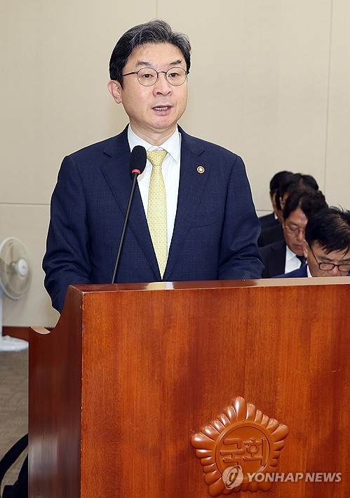 정무위원회, 2025 회계연도 결산보고하는 이억원 금융위원장