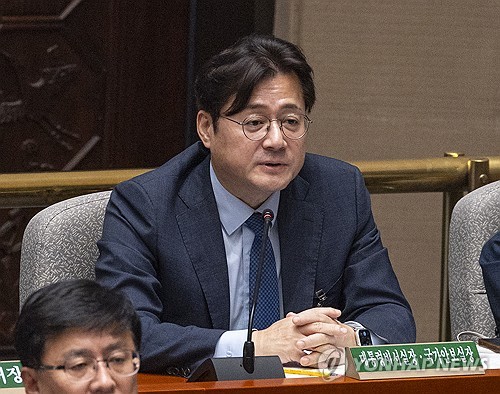 질의에 답하는 홍익표 정무수석