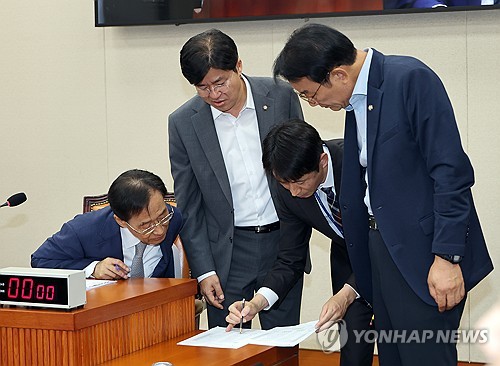 정무위원회, 논의하는 여야 간사와 위원장