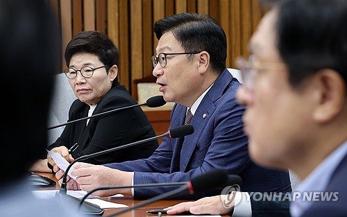 발언하는 정점식 원내대표