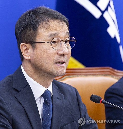 원내대책회의에서 발언하는 한병도 원내대표