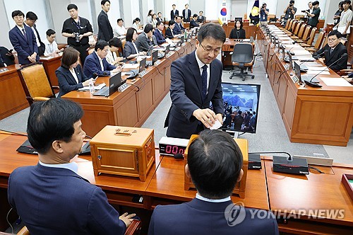 이진숙 제명 촉구 결의안 투표하는 한병도 운영위원장