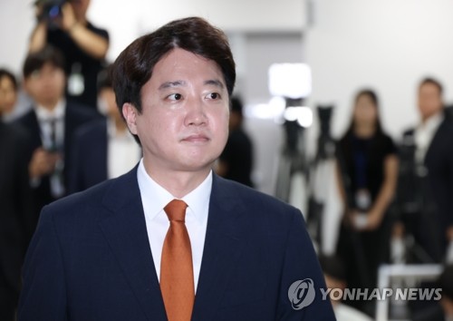 사퇴 발표를 위해 기자회견장 들어서는 이준석 의원